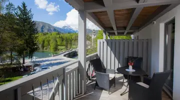 HOTEL JEZERO