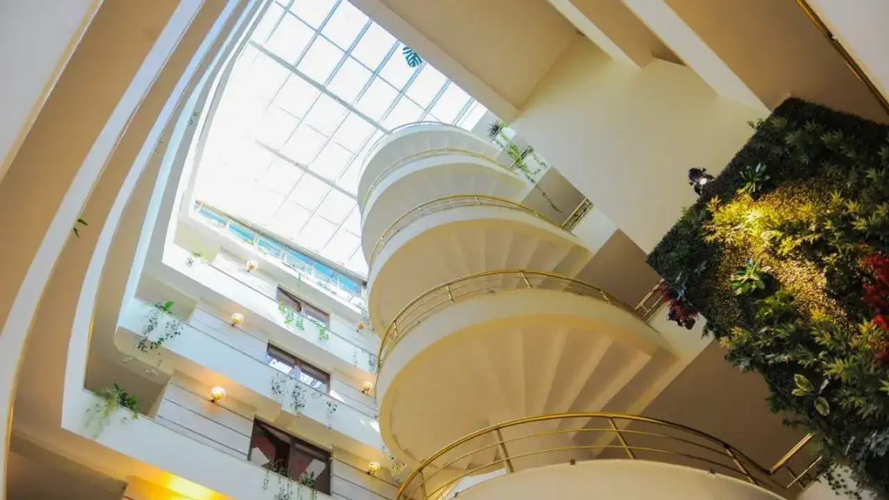 HOTEL LEONARDO