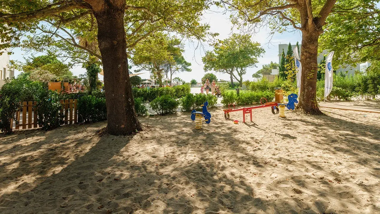 Hotel Ninos Grand Beach Resort