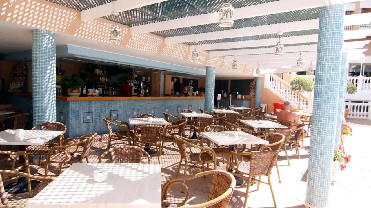 Hotel Parasol by Dorobe