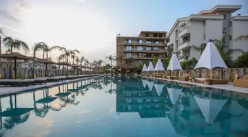 HOTEL REGINA PALM RESORT