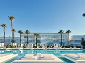 Hotel So White Beach Resort