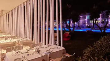 Hotel So White Beach Resort