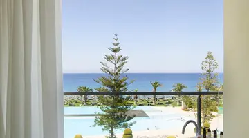 Hotel The Ixian Grand & All Suites