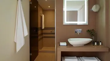 Hotel The Ixian Grand & All Suites
