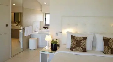 Hotel The Ixian Grand & All Suites