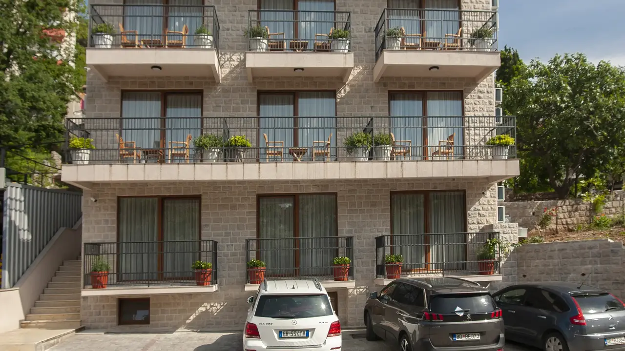 HOTEL TWELVE BY AYCON