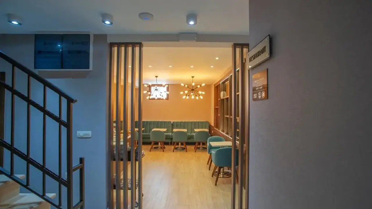 HOTEL TWELVE BY AYCON