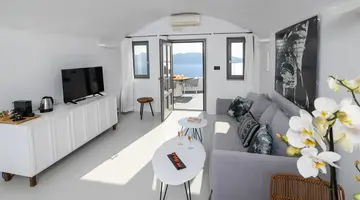 Ikies Santorini