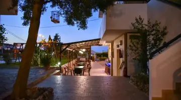 IRAKLIS APARTMENTS
