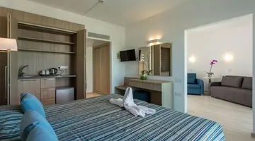 Kapetanios Bay Hotel