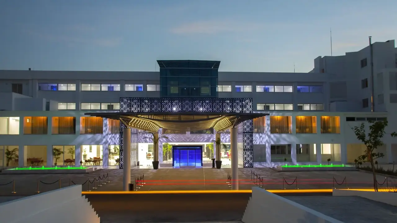 KING EVELTHON BEACH HOTEL & RESORT