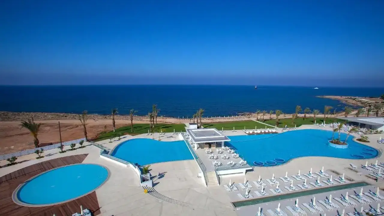 KING EVELTHON BEACH HOTEL & RESORT
