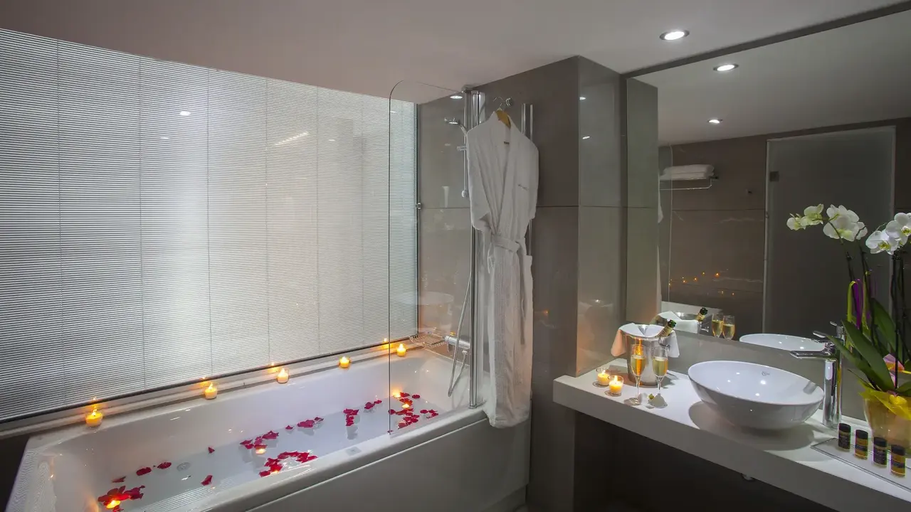 KING EVELTHON BEACH HOTEL & RESORT