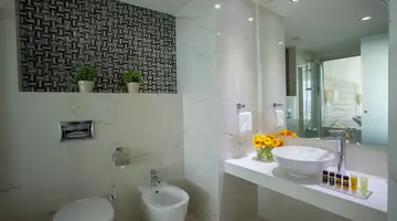 KING EVELTHON BEACH HOTEL & RESORT