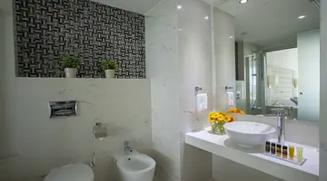 KING EVELTHON BEACH HOTEL & RESORT