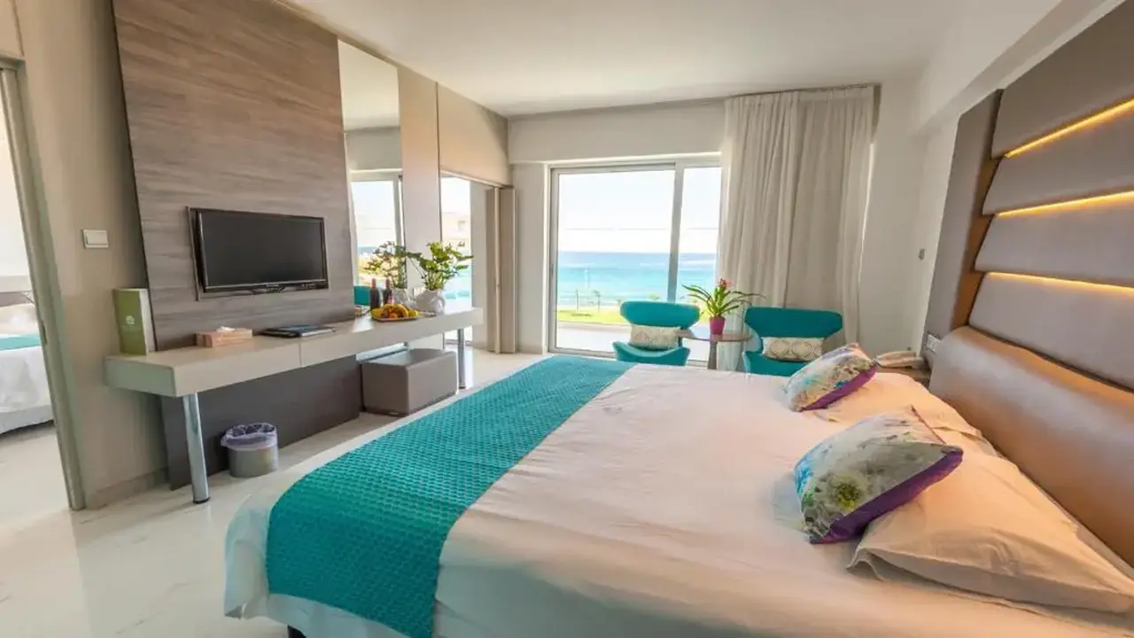 KING EVELTHON BEACH HOTEL & RESORT