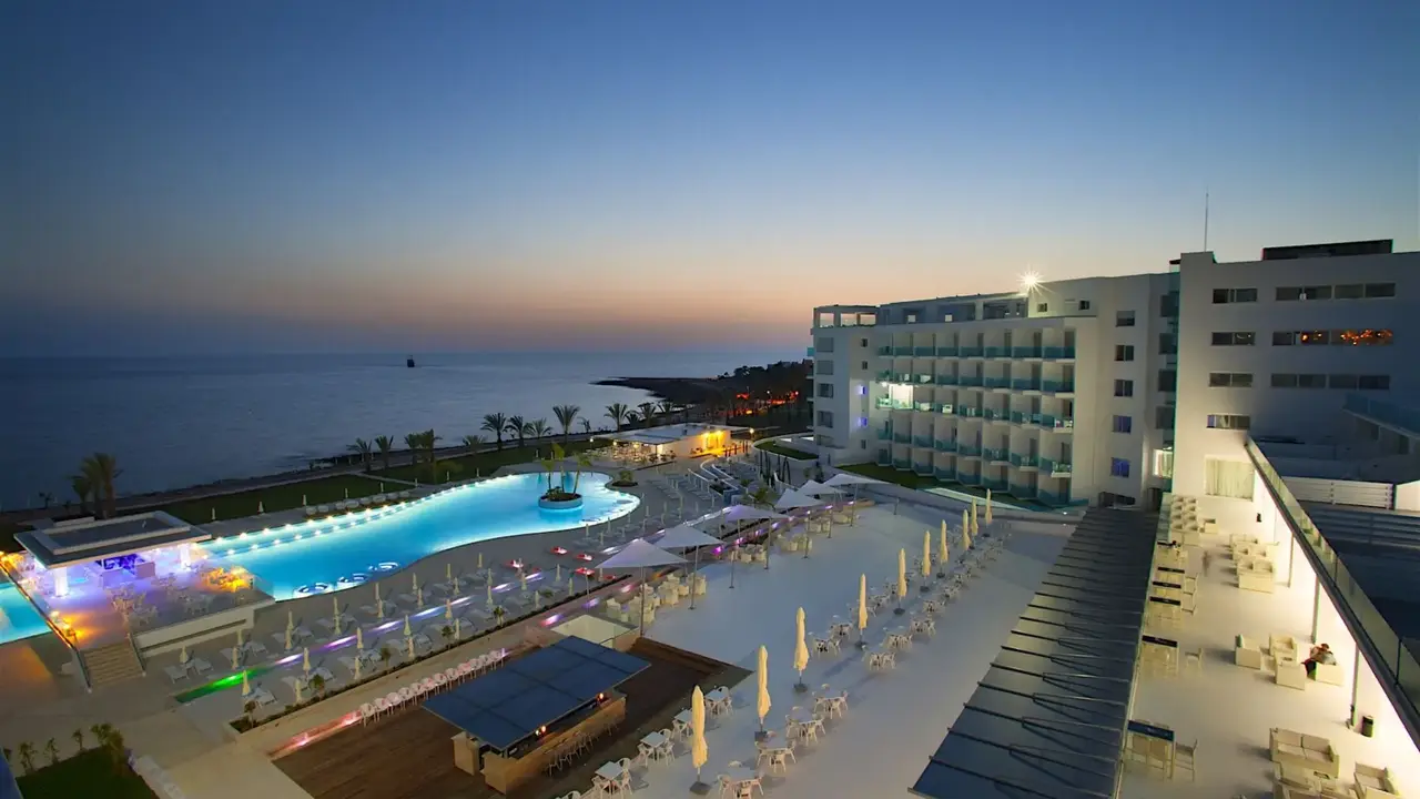 KING EVELTHON BEACH HOTEL & RESORT