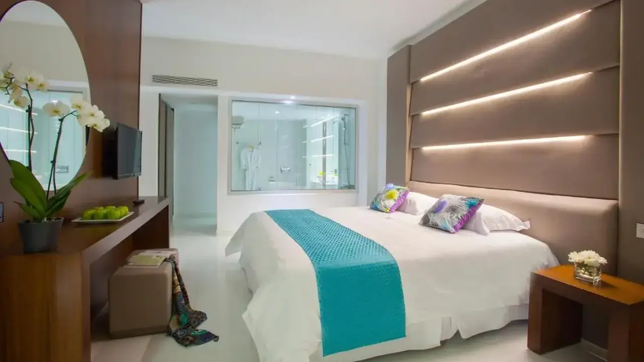 KING EVELTHON BEACH HOTEL & RESORT