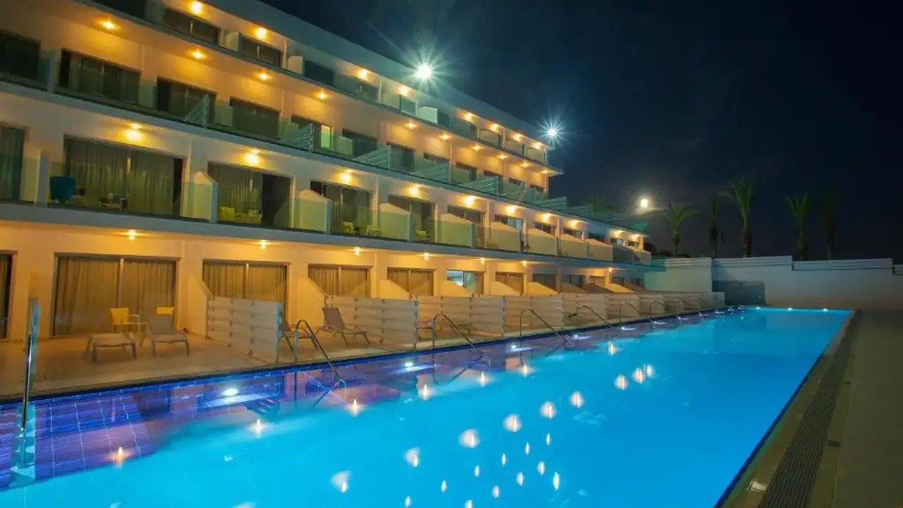 KING EVELTHON BEACH HOTEL & RESORT