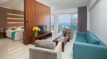 King Evelthon Hotel