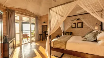 KOMANDOO ISLAND RESORT & SPA