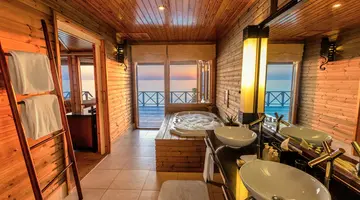 KOMANDOO ISLAND RESORT & SPA