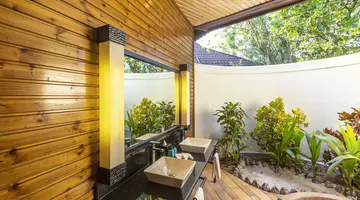 KOMANDOO ISLAND RESORT & SPA