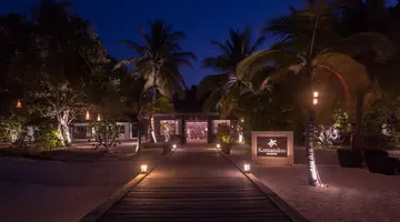 KOMANDOO ISLAND RESORT & SPA