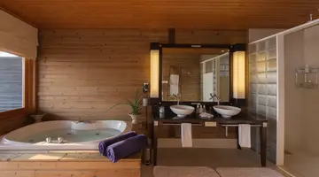 KOMANDOO ISLAND RESORT & SPA