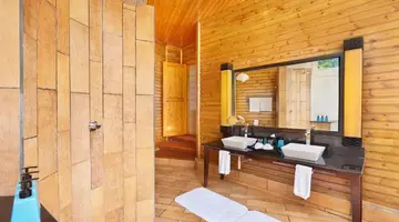KOMANDOO ISLAND RESORT & SPA