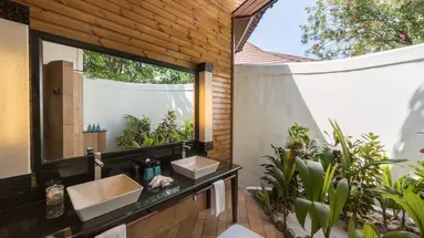 KOMANDOO ISLAND RESORT & SPA