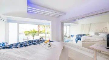 Kouros Home