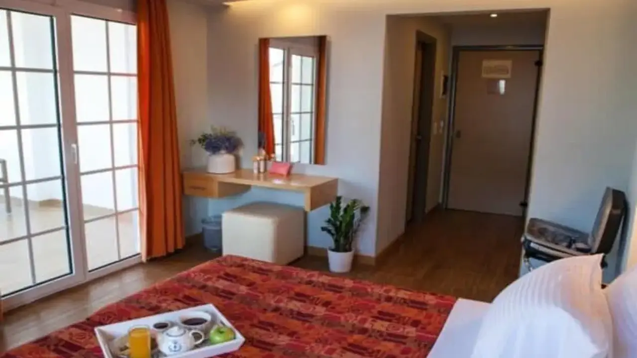 Kronos Hotel
