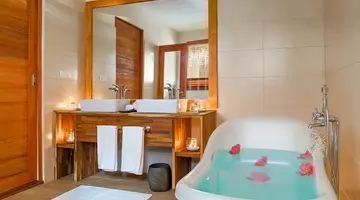 KUDAFUSHI RESORT & SPA