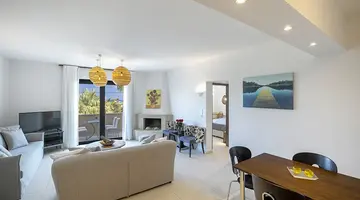 LA STELLA APARTMENTS AND SUITES