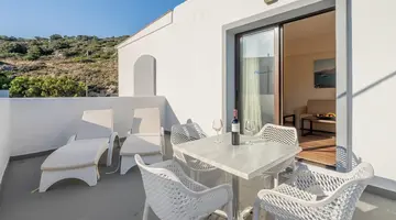 Ladiko Suites