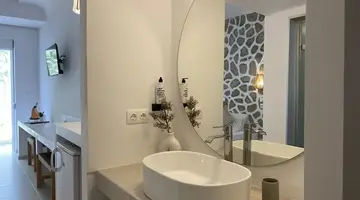 Ladiko Suites