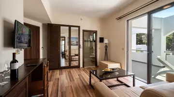 Ladiko Suites