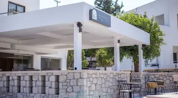 Ladiko Suites