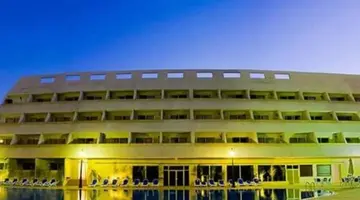 Las Piramides Resort