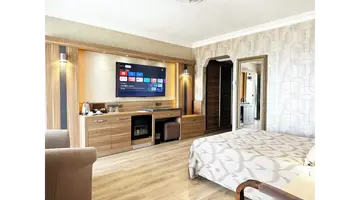 LAUR HOTEL EXPERIENCE & LAUR HOTELS ELEGANCE