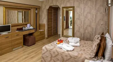 LAUR HOTEL EXPERIENCE & LAUR HOTELS ELEGANCE