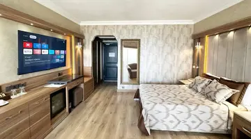 LAUR HOTEL EXPERIENCE & LAUR HOTELS ELEGANCE