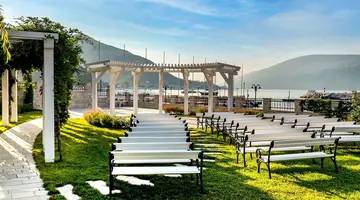 Lazure Hotel & Marina