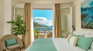 LAZURE HOTEL & MARINA