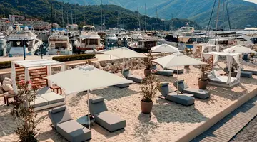 LAZURE HOTEL & MARINA
