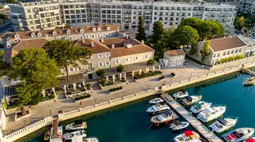 LAZURE HOTEL & MARINA