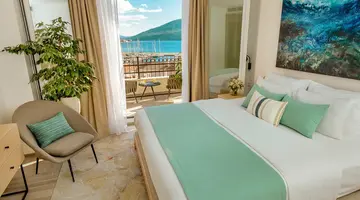 LAZURE HOTEL & MARINA