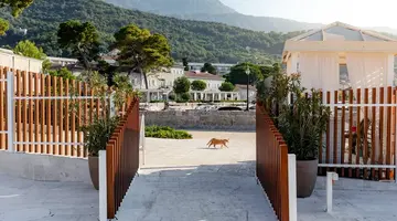 LAZURE HOTEL & MARINA